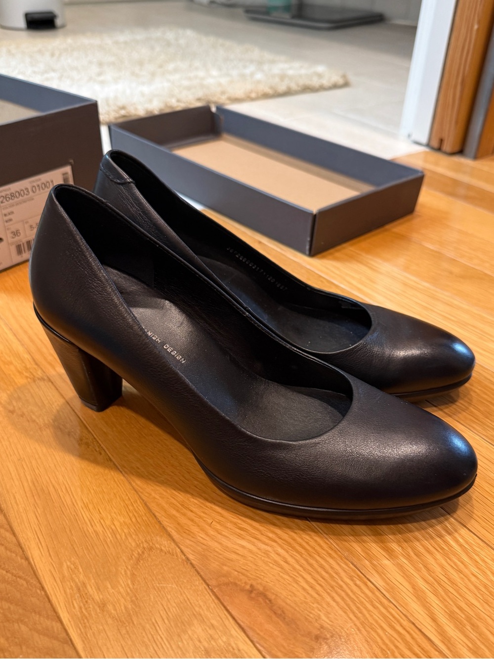Ecco Black Leather Rounded Toe Mid-Heel Pumps